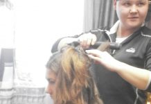 Modne warkocze z biżuterią