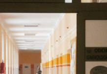 Dziewczynki na różowym, a chłopcy na niebieskim łóżku