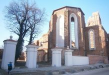 Nowa posadzka w ruinach