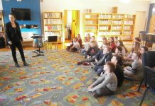 Uczniowie z siódemki kaligrafują