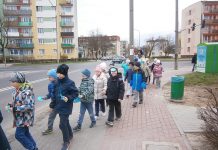 Uczniowie SP nr 6 rozdawali kropelki z papieru