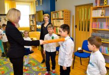 Książki i pamiątkowe dyplomy dla nowych czytelników