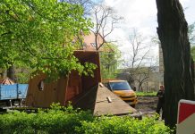 W parku powstaje gród