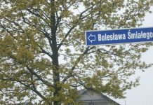 Nowa ulica z miejscami postojowymi