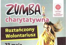 Zumba na Starówce z roztańczonym wolontariuszem
