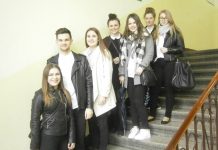 Maturzyści w dobrych humorach