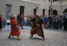 Tańce i wystrzały na dziedzińcu zamku