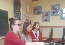 Uczennice z ekonomika pomagają koleżance