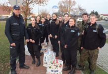 Uczniowie z klasy mundurowej w domu dziecka