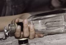 Pijana matka z dzieckiem na ręku