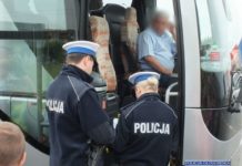 Policja skontroluje autokary