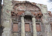 Nowa rzeźba nad portalem głównego wejścia do teatru