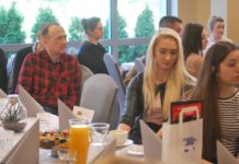 Specjaliści pomagają młodym biznesmenom