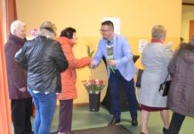 Kwiaty i porcja śmiechu na Dzień Kobiet