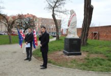 Uroczyste odsłonięcie pomnika na skwerze Zygmunta Starego