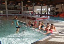 Uczniowie SP na basenie Chrobry Głogów. Federacja dofinansowała naukę pływania