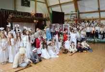Jasełka i kolędy w szkole. Zdolności młodych aktorów nagrodzono gromkimi brawami
