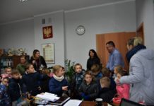 Betlejemskie Światełko Pokoju w gminie. Przedszkolaki i zuchy w urzędzie