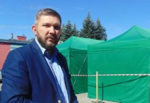 Zielone namioty przed polkowicką przychodnią