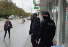 Policjanci kontrolują przestrzeganie obostrzeń związanych z koronawirusem