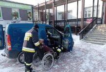 Strażacy pomagają seniorom