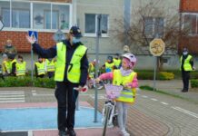 Przedszkolaki zdobywają wiedzę pod okiem strażników miejskich