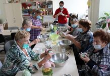 Seniorzy się nie nudzą. Ćwiczą, gotują i dbają o swoje zdrowie