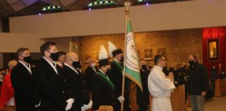 Msza święta i kwiaty pod pomnikiem Wyżykowskiego