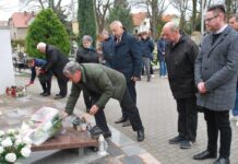 Znicze pamięci przed pomnikiem Sybiraków