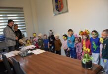 Życzenia dla wójta i urzędników od przedszkolaków