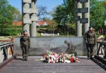 Uroczystości przed Pomnikiem Sapera. Narodowy Dzień Zwycięstwa