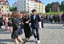 Polonez na głogowskim rynku. Bal klas VIII