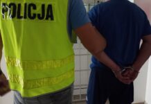 Pijany za kierownicą. MAN uderzył w ogrodzenie posesji