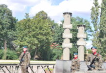 Uroczystości patriotyczne przed Pomnikiem Sapera