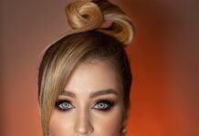 Królują brokaty i kreska podkreślająca oczy. Zakręcona fryzura dopełni looku