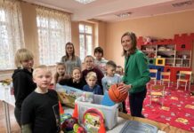 Szkielety w “wykopaliskach”. Dzień Dinozaura