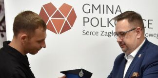 Gratulacje i nowy galowy mundur dla strażaka z Sobima. Uratował życie kobiecie