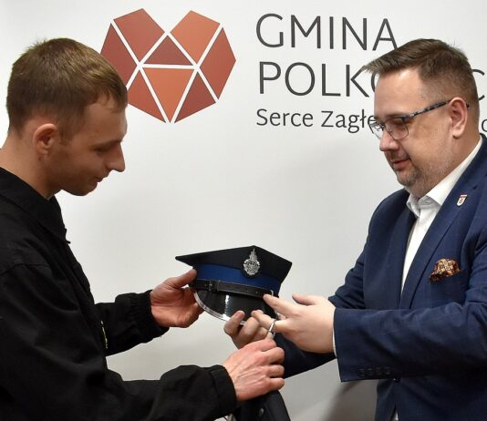 Gratulacje i nowy galowy mundur dla strażaka z Sobima. Uratował życie kobiecie