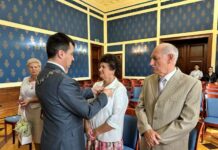 Medale dla czterech par. Jubileusze w ratuszu