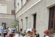 Kolorowy festyn w zamku. Wiły wianki i wrzuciły je do Odry