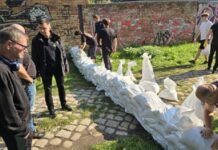 Głogowianie zabezpieczają się przed nadchodzącą falą