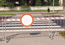 Przejście przy zamku zamknięte na czas zagrożenia powodziowego