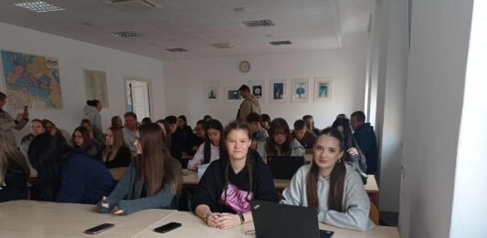 Uczniowie ekonomika poznają sposoby działania cyberoszustów