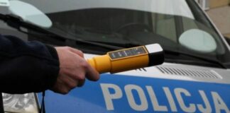 Policjanci zatrzymali nietrzeźwego kierującego z dożywotnim zakazem