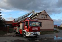 Silny wiatr zerwał dach