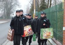 Klasy mundurowa z prezentami w Domu Samotnej Matki